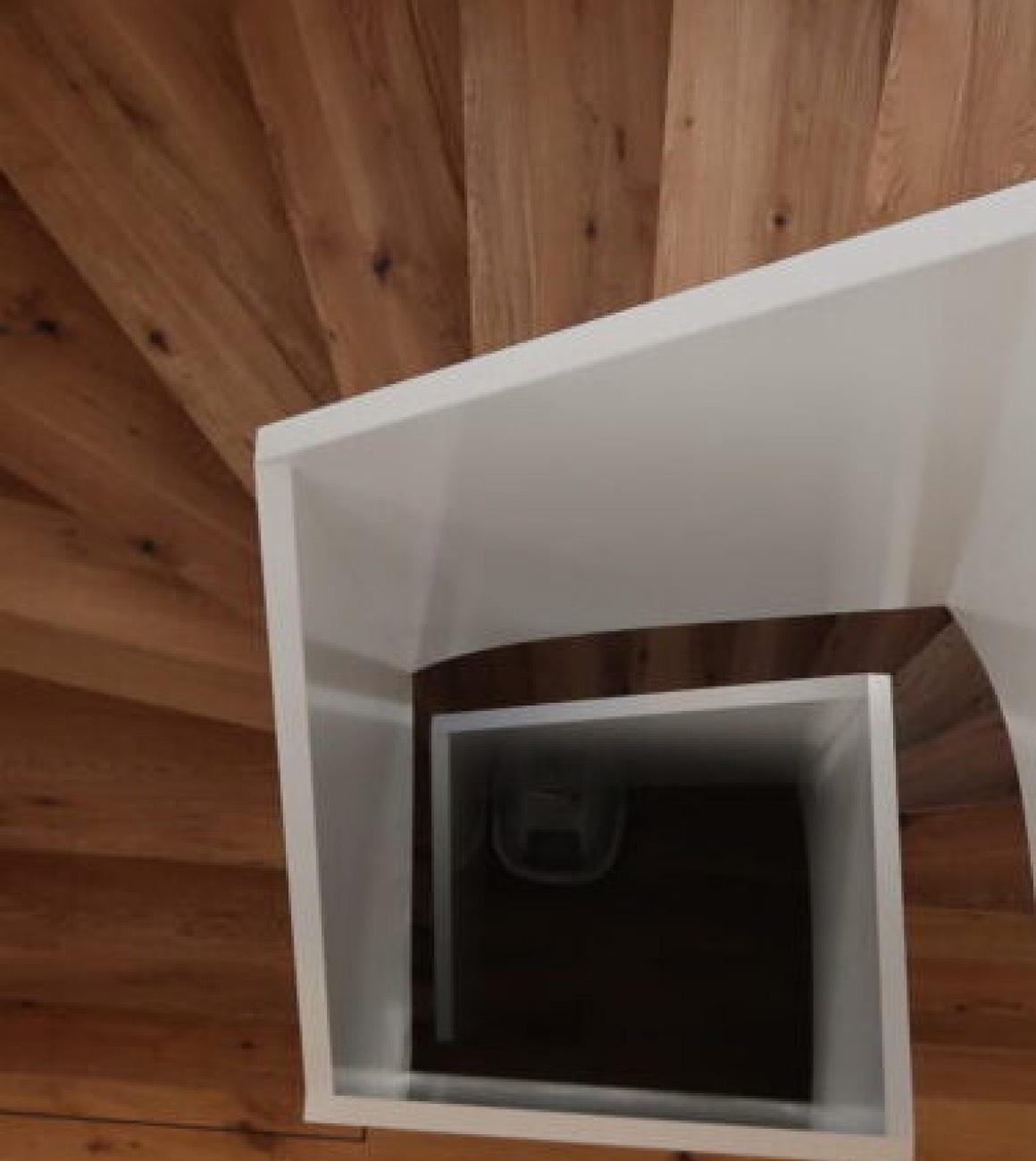 Moderne Holztreppe im Innenraum